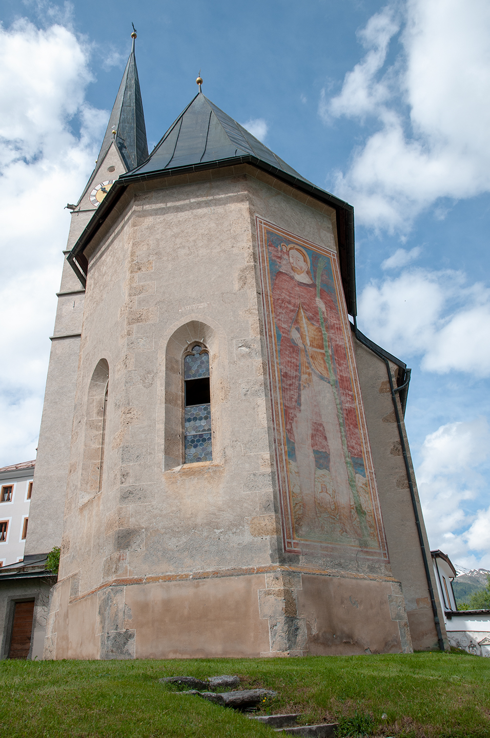 Kirche von Sta.Maria. Das monumentale Christophorusgemälde an der nordöstlichen Aussenwand wurde 1513 von einem Südtiroler Meister angebracht.